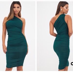 👗 Pretty Little Thing Emerald Ruched Dress